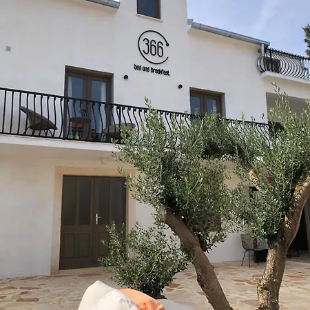 366 Bed & Breakfast *